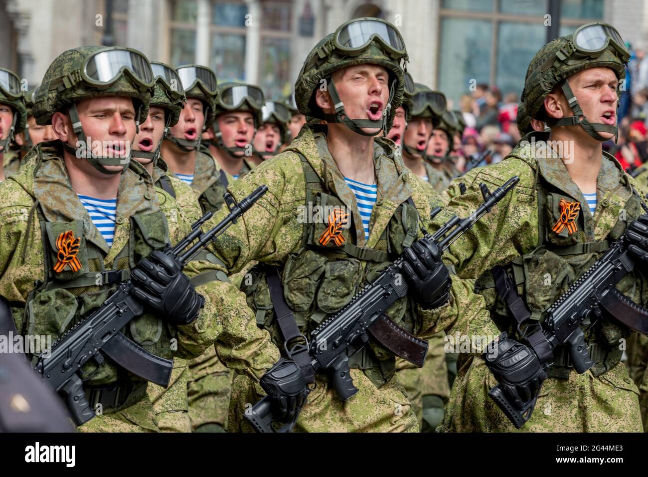 Russie, Vladivostok, 05/09/2018. Les soldats armés des forces spéciales avec des mitrailleuses défilent le jour de la victoire annuelle, le 9 mai. Hai Banque D'Images