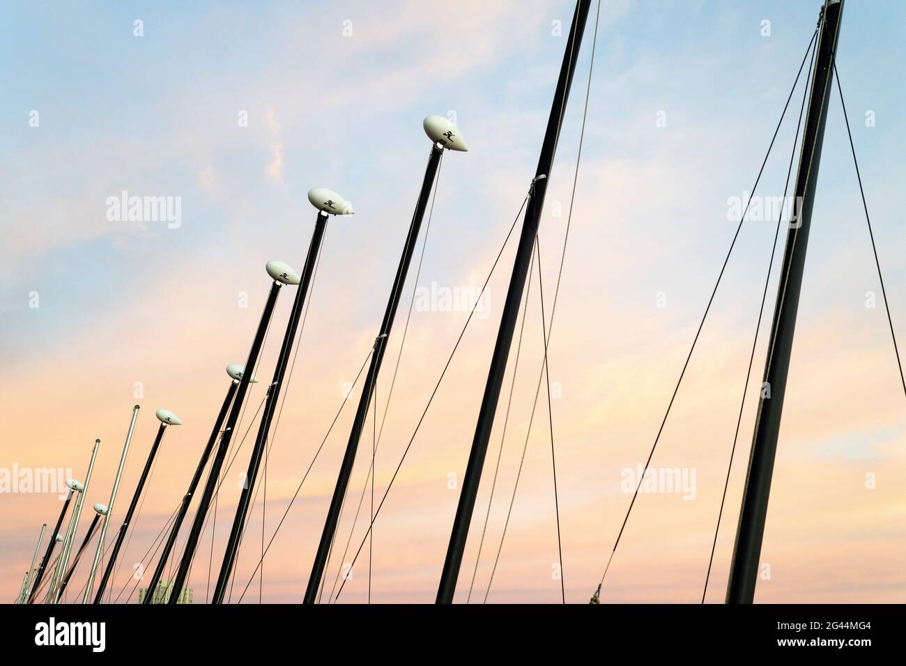Mâts de catamarans sur la Swan River de Perth. Banque D'Images