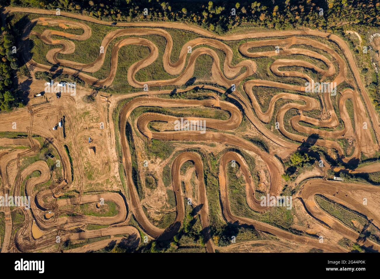 Vue aérienne du circuit de motocross Cal Teuler, avec les courbes des pistes (Bages, Barcelone, Catalogne, Espagne) Banque D'Images