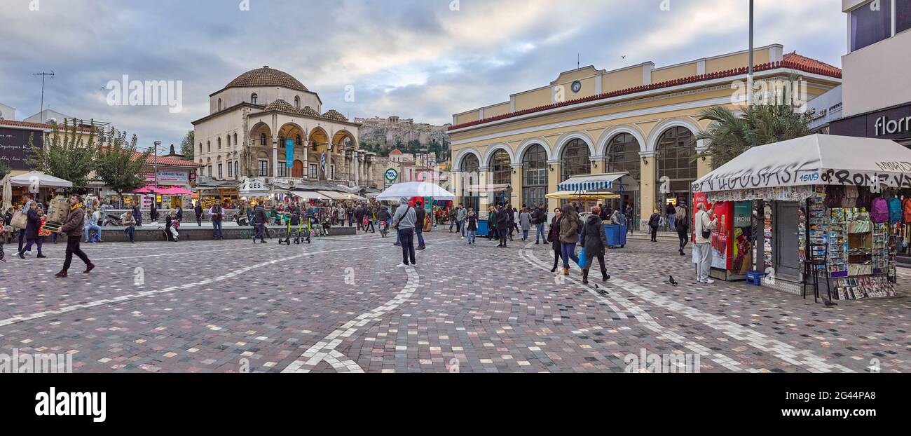 Extérieur de la mosquée Tzistarakis et foule sur la place Monastiraki, Athènes, Grèce Banque D'Images