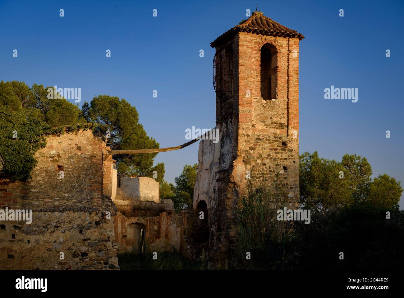 Vestiges de l'ermitage de Sant Pere de Pirola dans le village Hostalets de Pirola (Anoia, Barcelone, Catalogne, Espagne) Banque D'Images