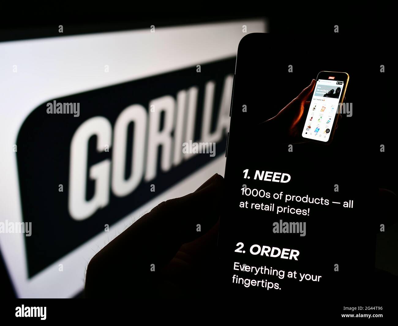 Personne tenant un téléphone portable avec le site de la société allemande de livraison Gorillas technologies GmbH sur écran avec logo. Centre de mise au point de l'écran du téléphone. Banque D'Images