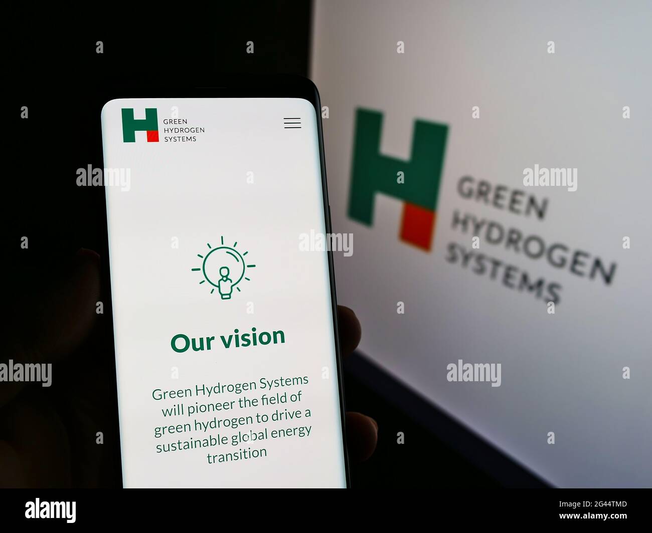 Personne tenant un smartphone avec le site Web de la société danoise d'énergie Green Hydrogen Systems à l'écran devant le logo. Concentrez-vous sur le centre de l'écran du téléphone. Banque D'Images