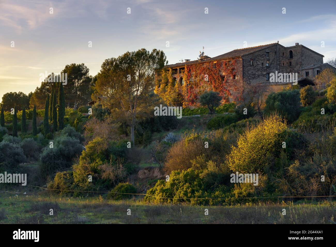 Coucher de soleil à la Garriga de Castelladral maison de campagne, un jour d'automne (Navàs, Barcelone, Catalogne, Espagne) ESP: Atardecer en la Garriga de Castelladral Banque D'Images