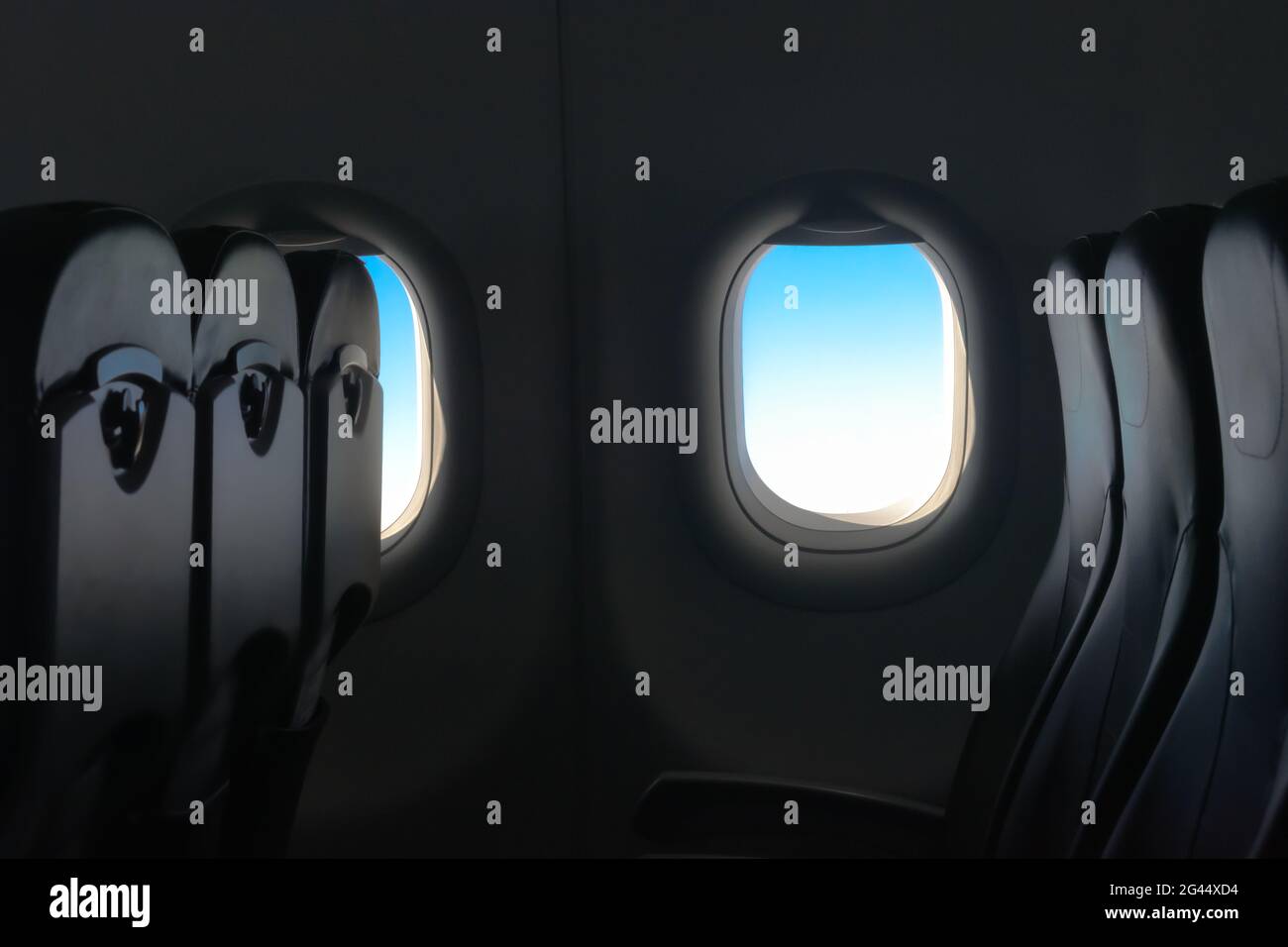 Belle photo basse clé de l'intérieur de cabine de l'avion de passager avec incroyable teinte bleue du ciel de la fenêtre. Il vole avec une rangée vide et vide Banque D'Images