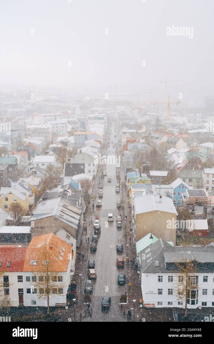 Vue panoramique sur la ville de Reykjavik et la côte atlantique de l'océan depuis le sommet de l'église Hallgrimskirkja. Reykjavik est la capitale et l Banque D'Images