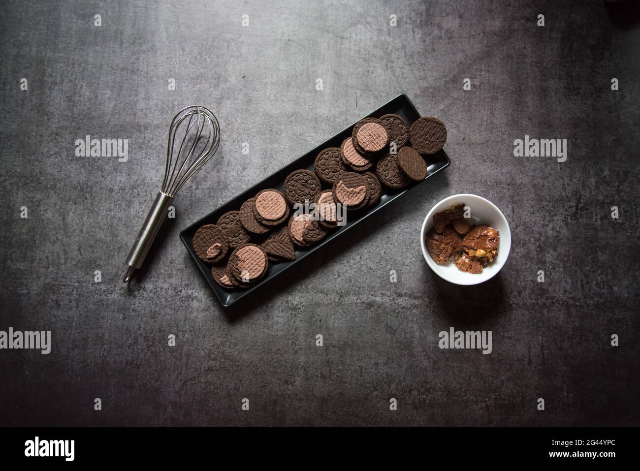 Cookies sur un plateau noir avec utilisation de la mise au point sélective. Vue de dessus. Banque D'Images