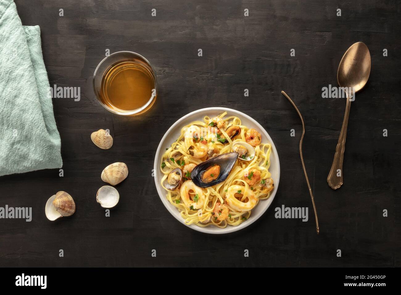 Pâtes de fruits de mer. Tagliolini aux moules, crevettes, palourdes et anneaux de calmars Banque D'Images