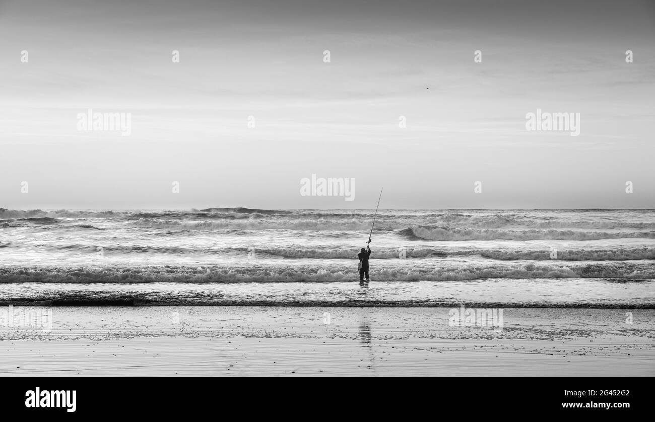 Pêche de pêcheur dans l'océan Pacifique en noir et blanc Banque D'Images