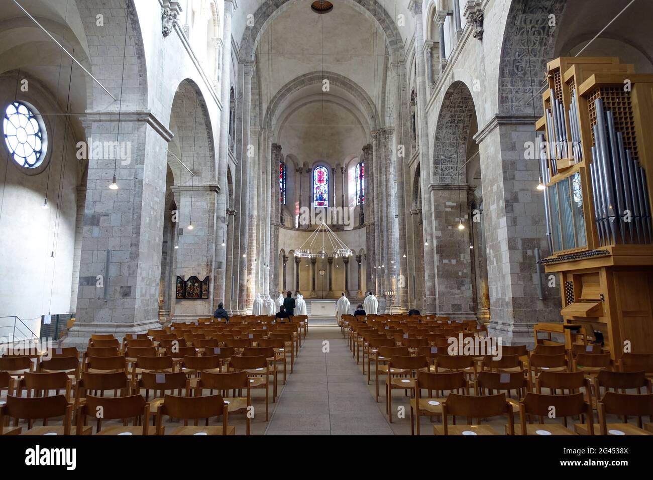 Service d'église à Gross Saint-Martin, basilique romane dans la vieille ville de Cologne Banque D'Images