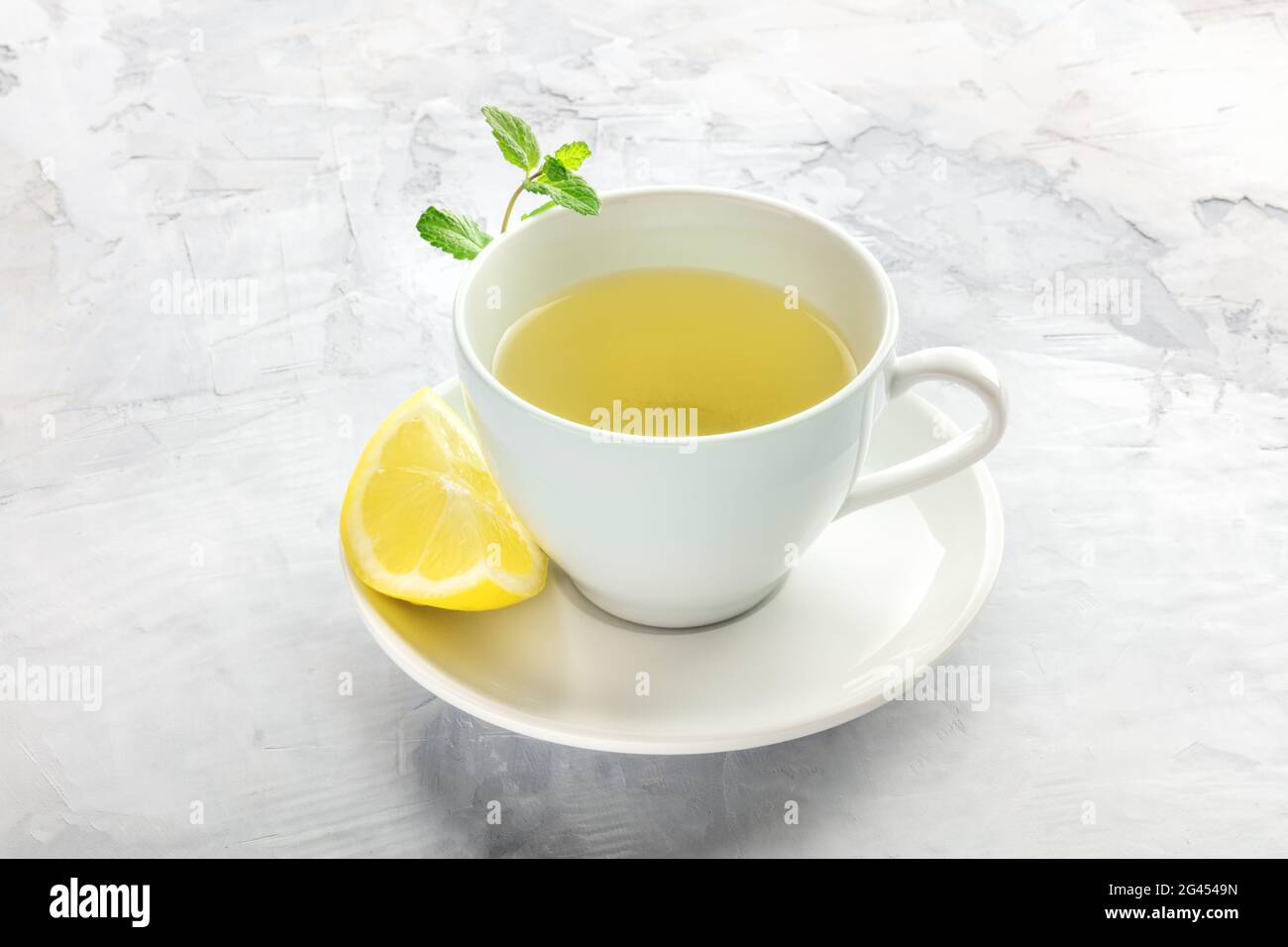 Une photo d'une tasse de thé avec une tranche de citron et de menthe Banque D'Images