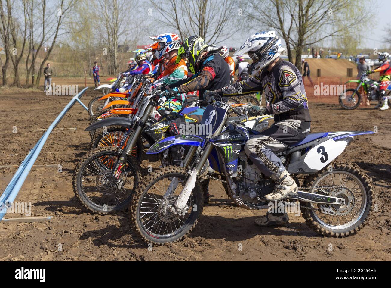 ARSENYEV, RUSSIE - AOÛT 30 : Rider participe à la ronde du championnat de motocross russe 2014 le 30 août 2014 à Arsen Banque D'Images