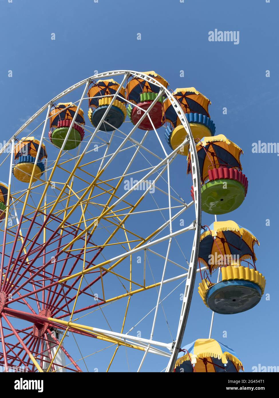 Atraktsion grande roue colorée contre le ciel Banque D'Images