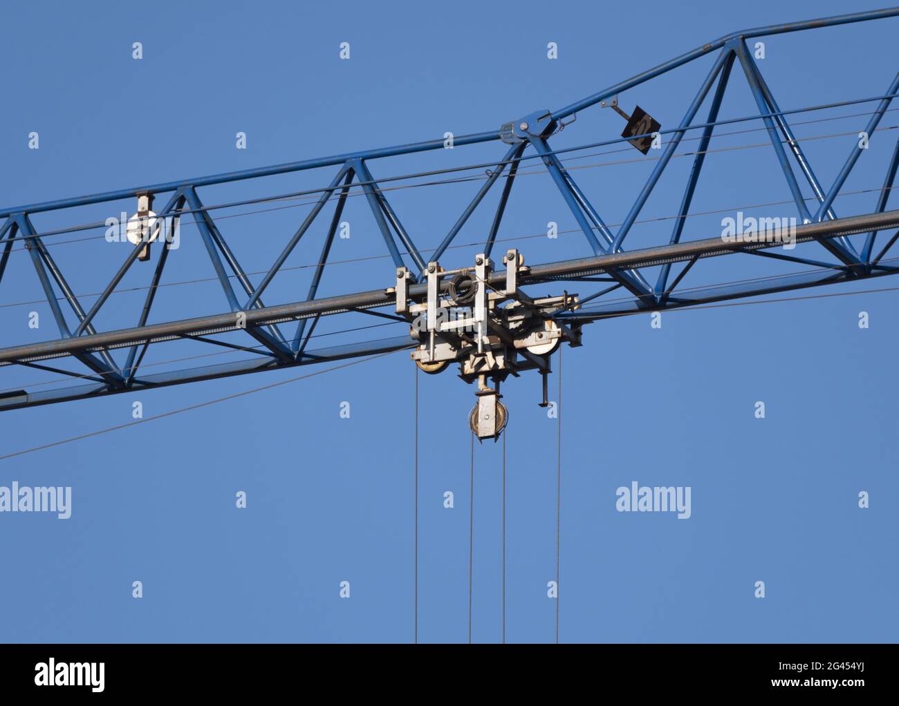 Bâtiment en construction, grue et de beaux nuages pas d'oiseaux Banque D'Images