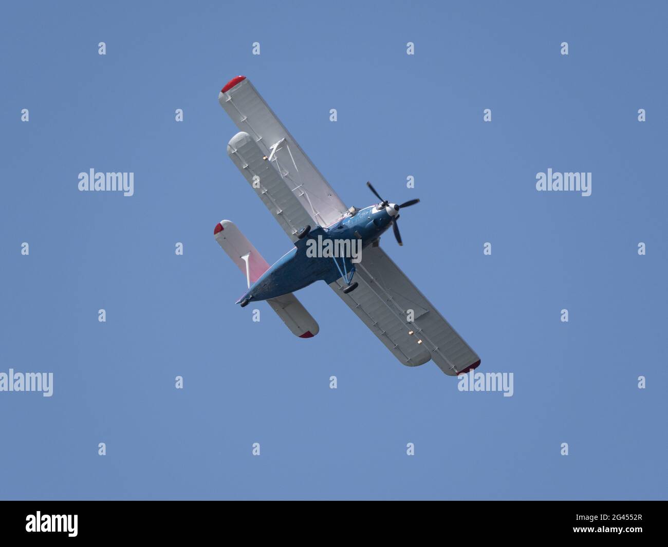 Un bel avion blanc vole contre un ciel bleu Banque D'Images