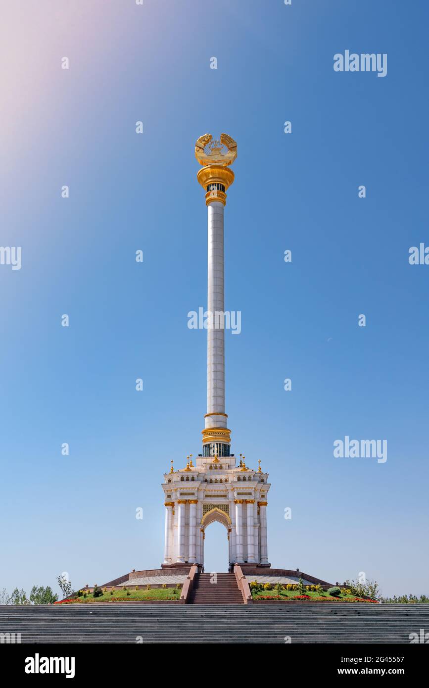 Le Monument de l'indépendance à l'intérieur du parc Rudaki, dans la capitale du Tadjikistan, Douchanbé Banque D'Images
