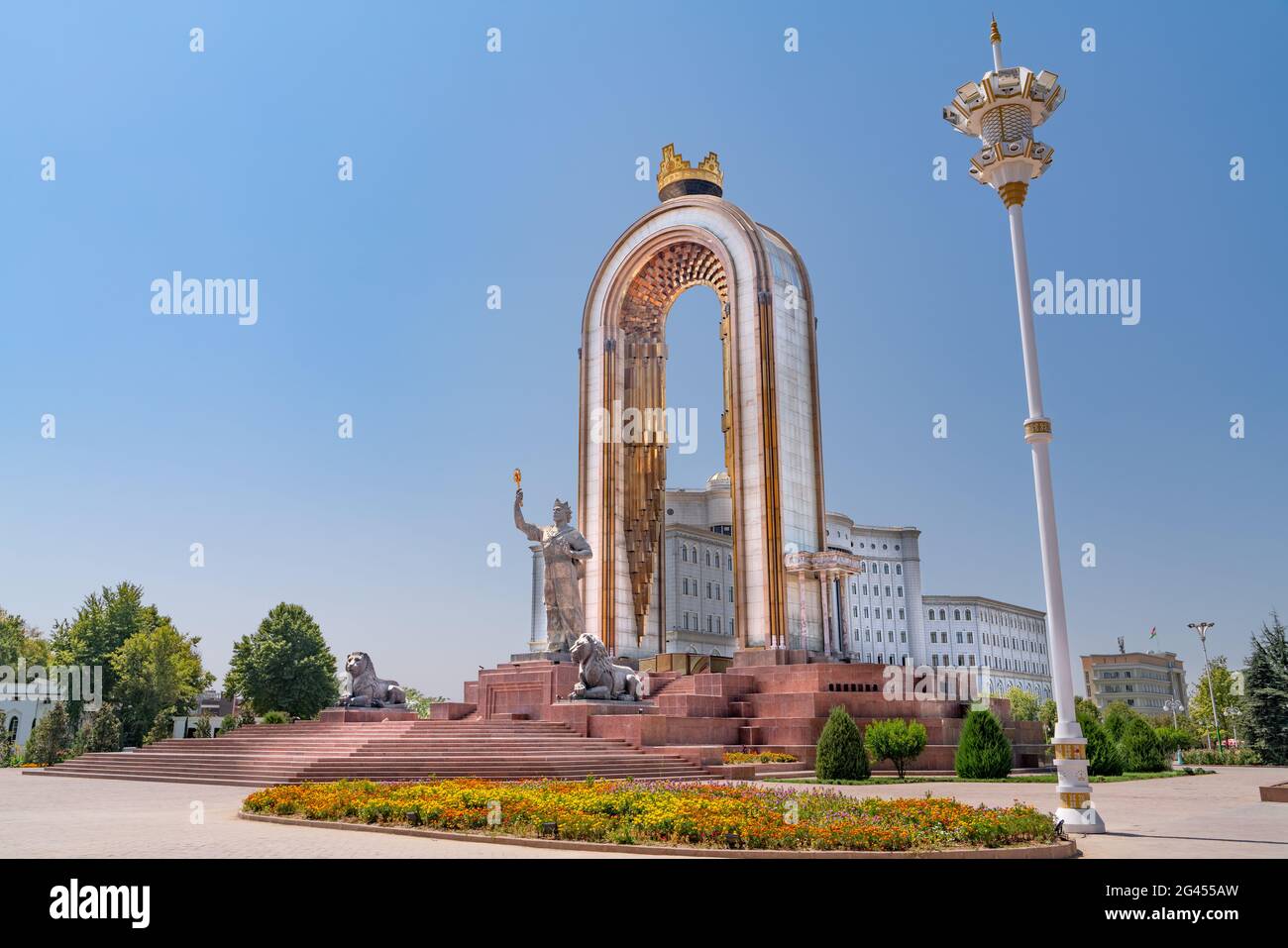La place centrale dans la capitale du Tadjikistan - Douchanbé. La statue du héros national - recherche Résultats du Web Ismoil Somoni Banque D'Images