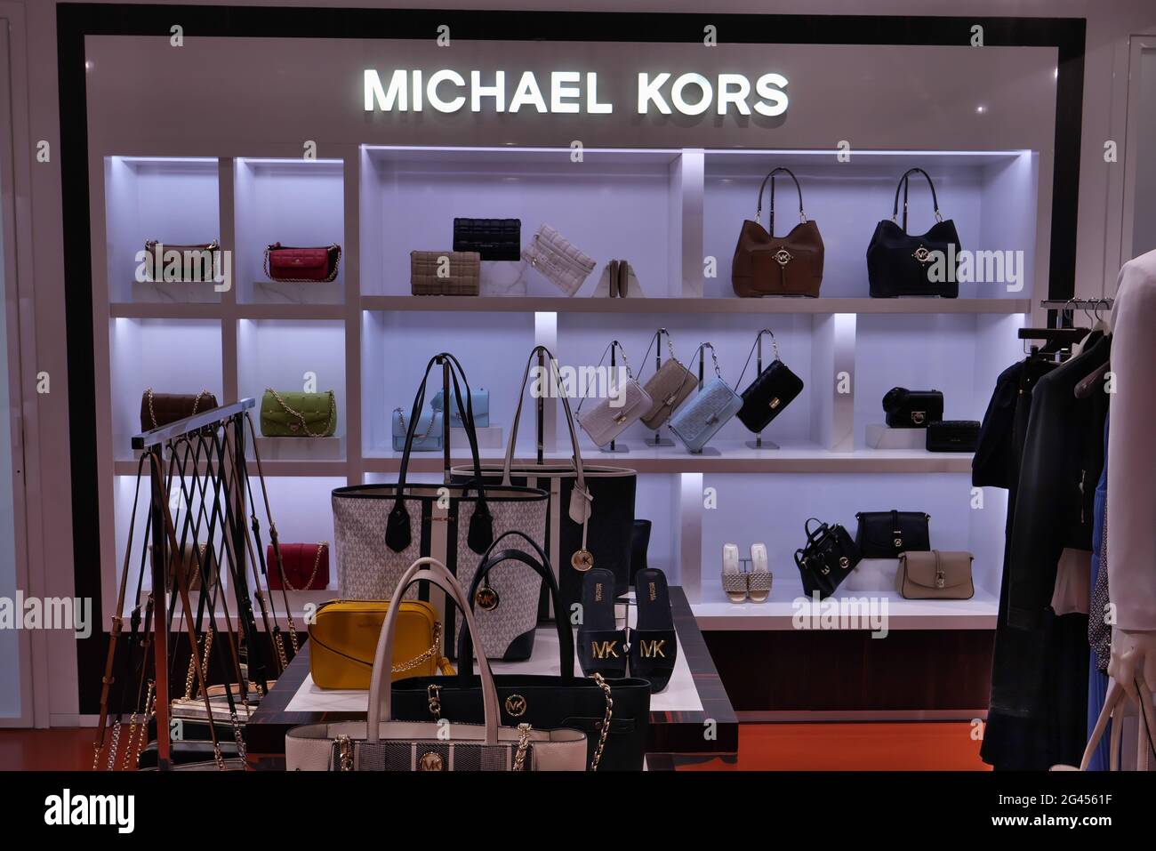 SACS EXPOSÉS À LA BOUTIQUE MICHAEL KORS À L'INTÉRIEUR DE LA BOUTIQUE DE  MODE RINASCENTE Photo Stock - Alamy