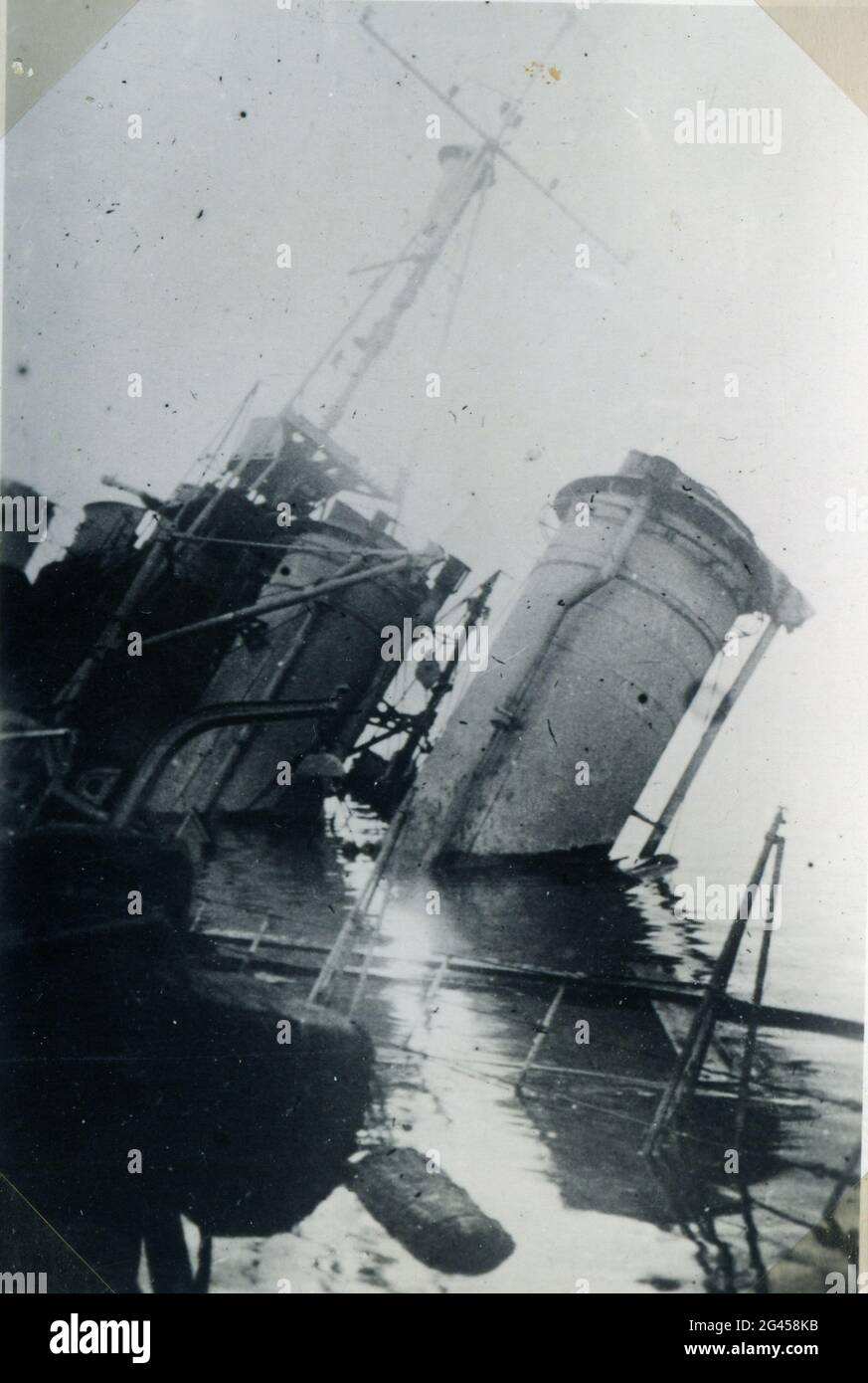 Événements : Seconde Guerre mondiale / Seconde Guerre mondiale, France, scutling de la flotte française à Toulon, 27.11.1942, navires de guerre endommagés Banque D'Images