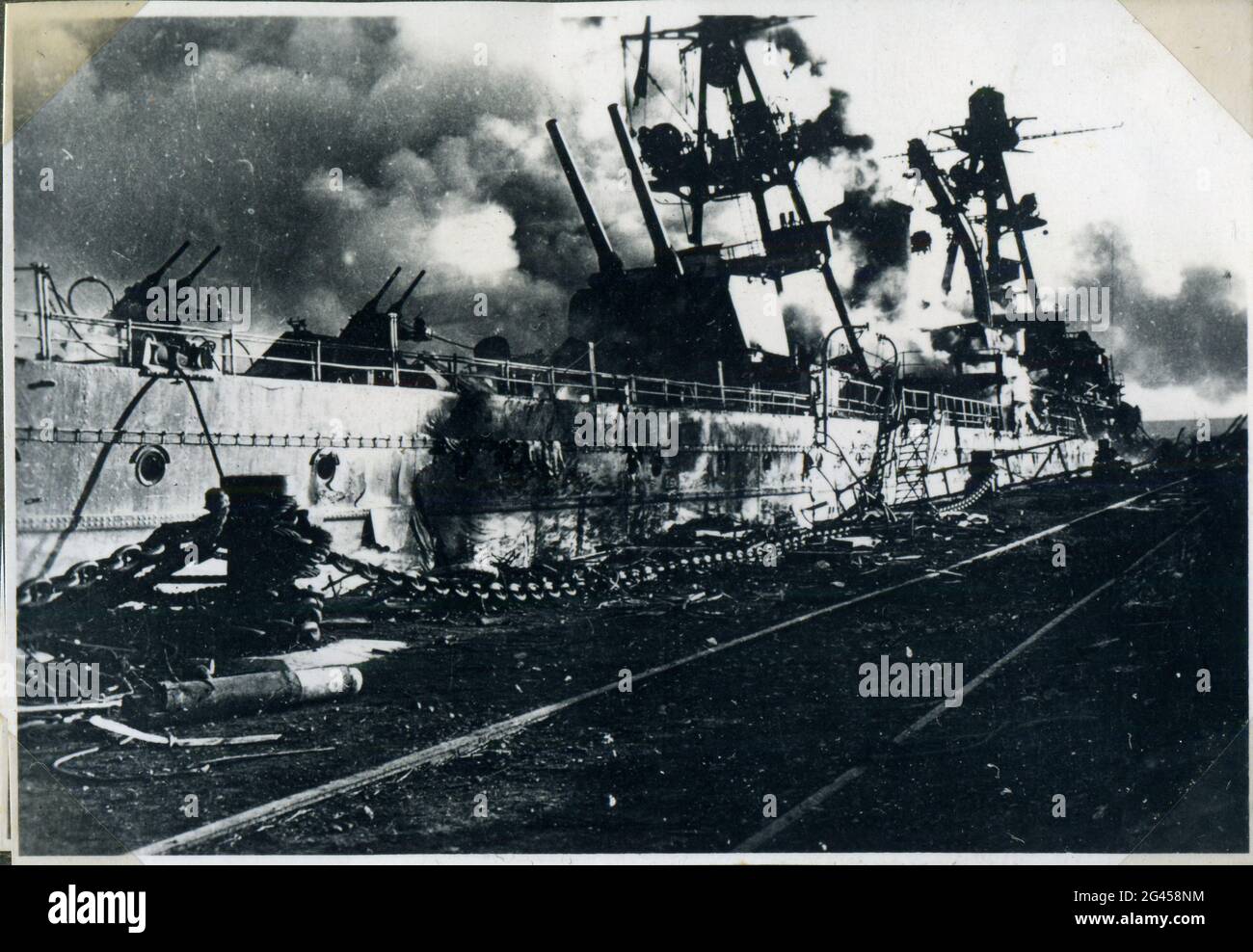 Événements : Seconde Guerre mondiale / Seconde Guerre mondiale, France, scutling de la flotte française à Toulon, 27.11.1942, navires de guerre endommagés Banque D'Images