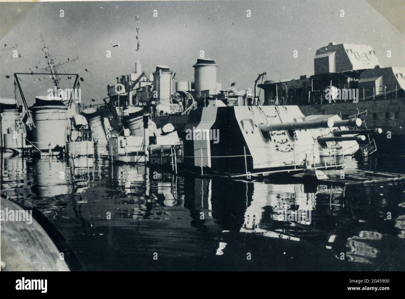 Événements : Seconde Guerre mondiale / Seconde Guerre mondiale, France, scutling de la flotte française à Toulon, 27.11.1942, navires de guerre endommagés Banque D'Images