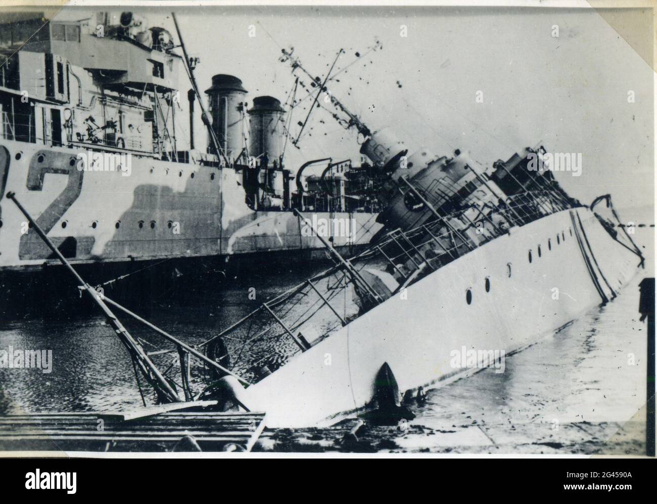 Événements: Deuxième Guerre mondiale / Seconde Guerre mondiale, France, scutling de la flotte française à Toulon, 27.11.1942, navires de guerre endommagés Cassard Banque D'Images