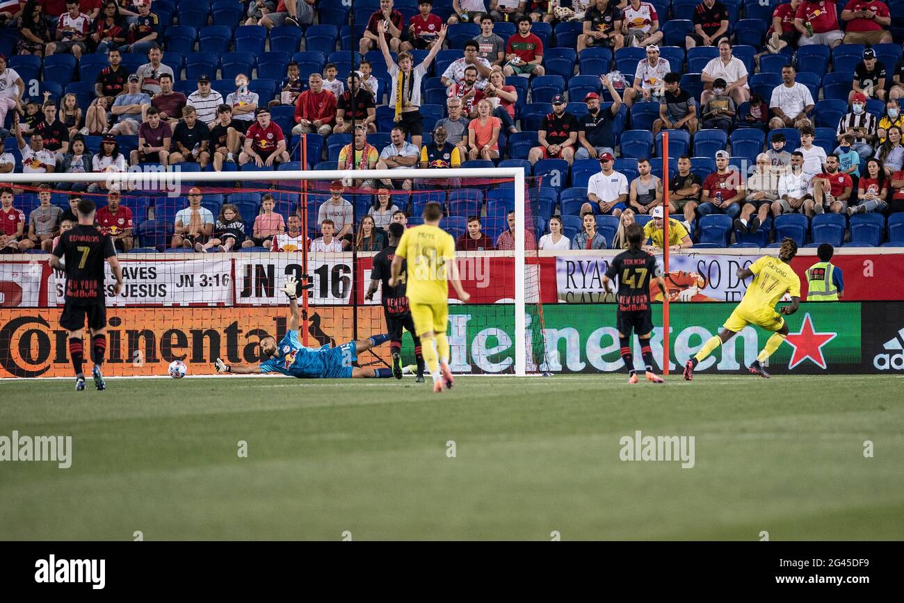 Harrison, États-Unis. 18 juin 2021. CJ Sapong (17) de Nashville a marqué le but, mais a été infirmer par l'arbitre comme étant en décalage pendant le match régulier de MLS contre les Red Bulls de New York à Red Bull Arena. Red Bulls a gagné 2 - 0. (Photo de Lev Radin/Pacific Press) crédit: Pacific Press Media production Corp./Alay Live News Banque D'Images