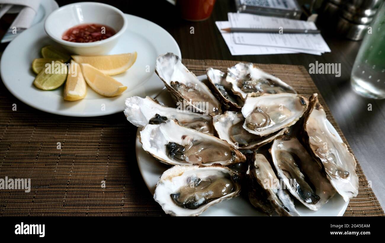 International Food buffet tout ce que vous pouvez manger smorgasbord table près de la fenêtre cinq étoiles hôtel restaurant à Bangkok Thaïlande Oysters Shell Fish Banque D'Images