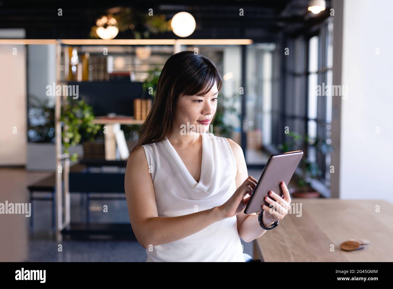 Asian woman using digital tablet Banque D'Images