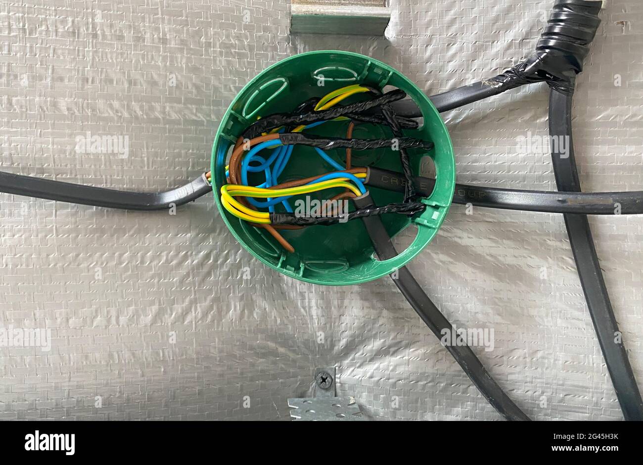 Câblage électrique du boîtier de raccordement, installation, torsion du boîtier par un électricien. Mise au point sélective. Banque D'Images
