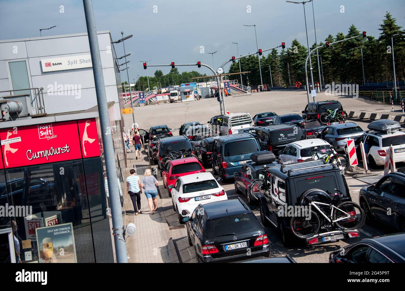 19 juin 2021, Schleswig-Holstein, Niebüll : stand de voitures à la station de chargement DB Autozug à l'île de Sylt en mer du Nord à Schlangen. Les vacances d'été commencent dans l'état le plus septentrional de l'Allemagne, le Schleswig-Holstein. Photo: Daniel Bockwoldt/dpa Banque D'Images