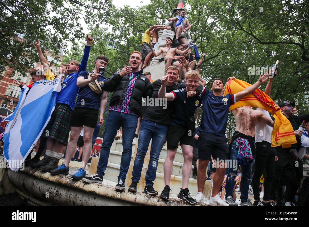 Londres, Royaume-Uni . 18 juin 2021. Les fans écossais 'The Tartan Army' Party à Leicester Square avant l'Angleterre vs le match de football écossais au stade Wembley Credit: Lucy North/Alay Live News Banque D'Images