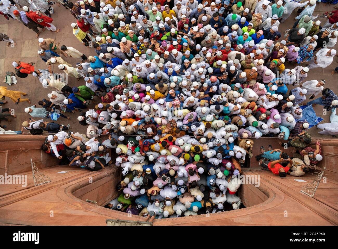 Les hommes musulmans partent après avoir offert Eid-ul-Fitr namaz à la Masjid-i Jehan-Numa orJama Masjid de Delhi. C'est l'une des plus grandes mosquées d'Inde Banque D'Images
