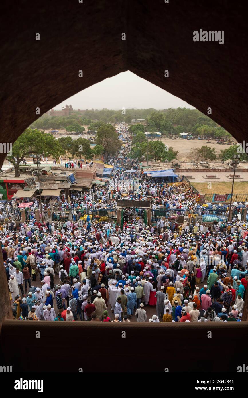 Les hommes musulmans partent après avoir offert Eid-ul-Fitr namaz à la Masjid-i Jehan-Numa orJama Masjid de Delhi. C'est l'une des plus grandes mosquées d'Inde Banque D'Images