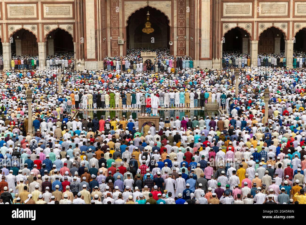 Les hommes musulmans prient autour du réservoir d'ablution en marbre de Masjid-i Jehan-Numa communément connu sous le nom de Jama Masjid de Delhi, l'une des plus grandes mosquées d'Inde. Banque D'Images
