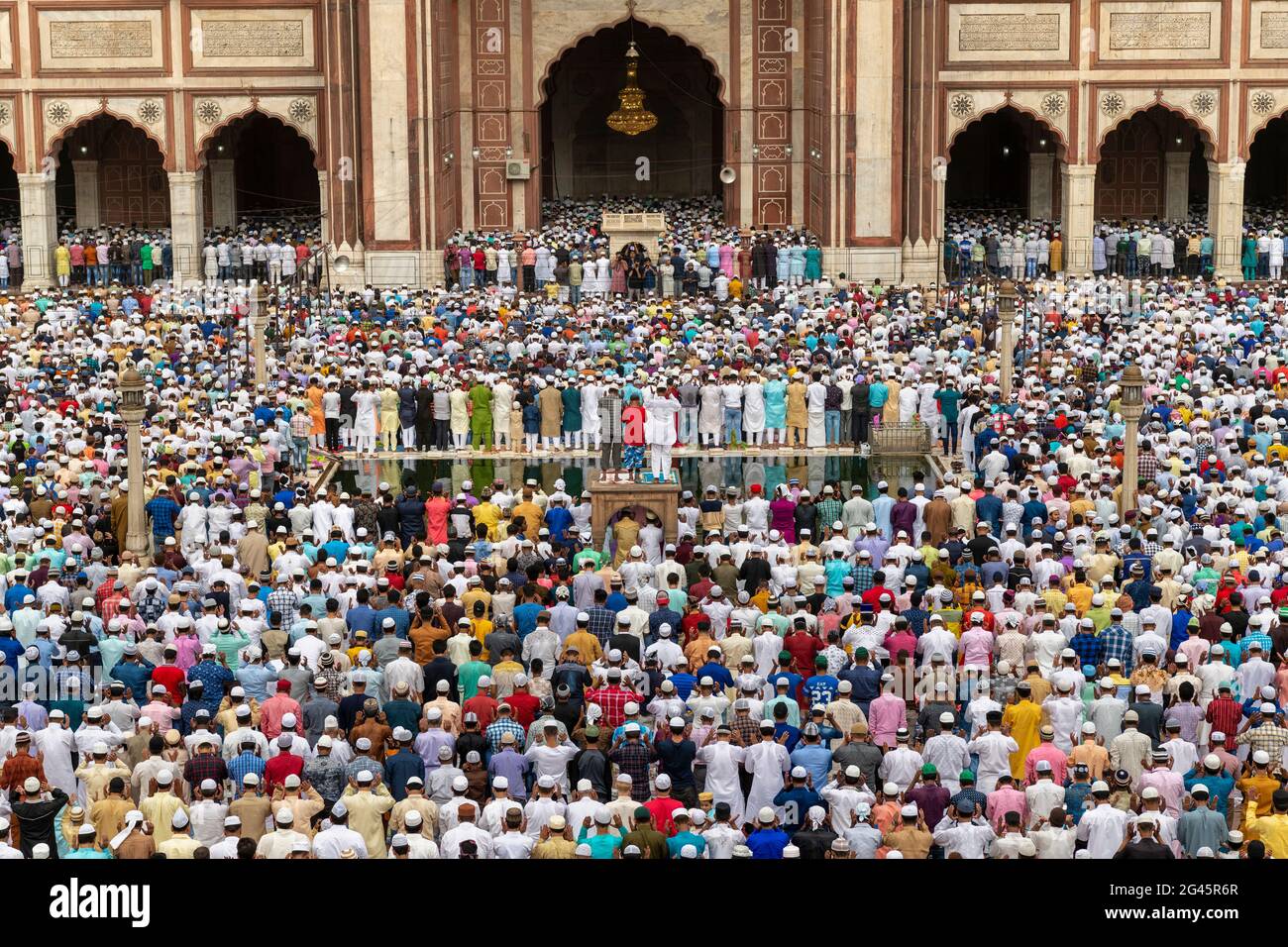 Les hommes musulmans prient autour du réservoir d'ablution en marbre de Masjid-i Jehan-Numa communément connu sous le nom de Jama Masjid de Delhi, l'une des plus grandes mosquées d'Inde. Banque D'Images