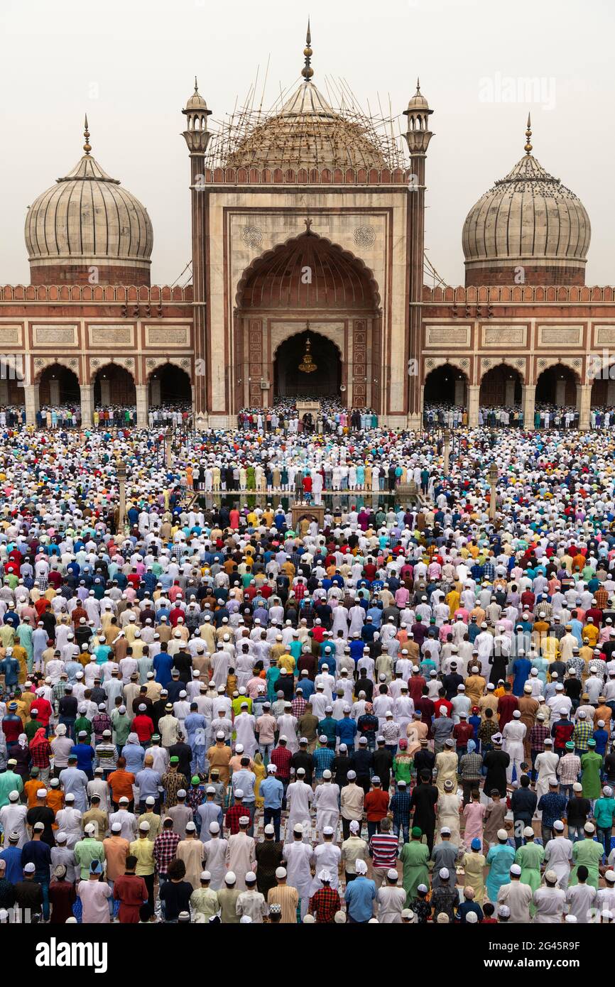 Des milliers d'hommes musulmans offrent Eid-ul-fitr namaz au Jehan-Numa Masjid-i ou au Masjid de Delhi. C'est l'une des plus grandes mosquées d'Inde, Banque D'Images