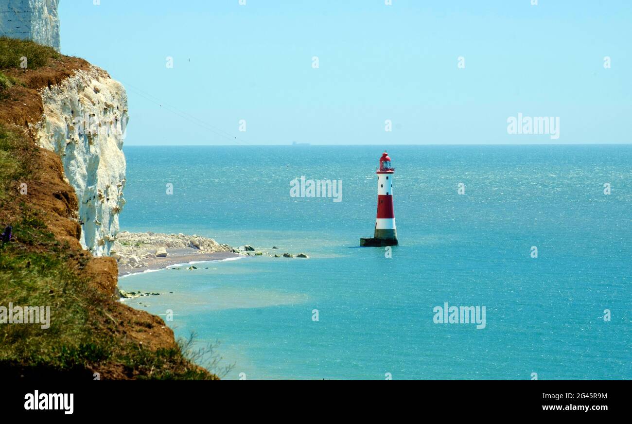 Idée de Staycation. Phare de Beachy Head dans la Manche sous les falaises de Beachy Head dans l'est du Sussex, en Angleterre. Banque D'Images