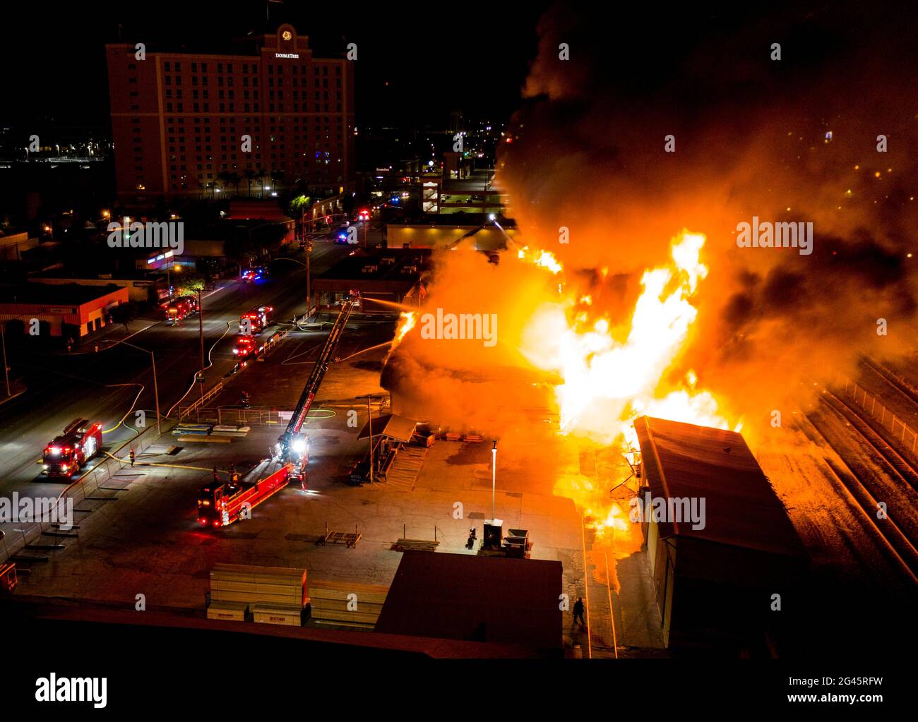 Modesto, CA, États-Unis 19 juin 2021. American Lumber sur la 9e rue dans le centre-ville de Modesto, en Californie a pris feu au début du vendredi 18 juin 2021, juste après minuit, causant des dommages importants à l'ensemble de l'entreprise. Le service d'incendie de Modesto a appelé une troisième alarme pour l'incendie, ainsi qu'une demande de camion d'échelle du service d'incendie de Ripon et du service d'incendie de Patterson. Crédit : Marty Bicek/ZUMA Wire/Alay Live News Banque D'Images