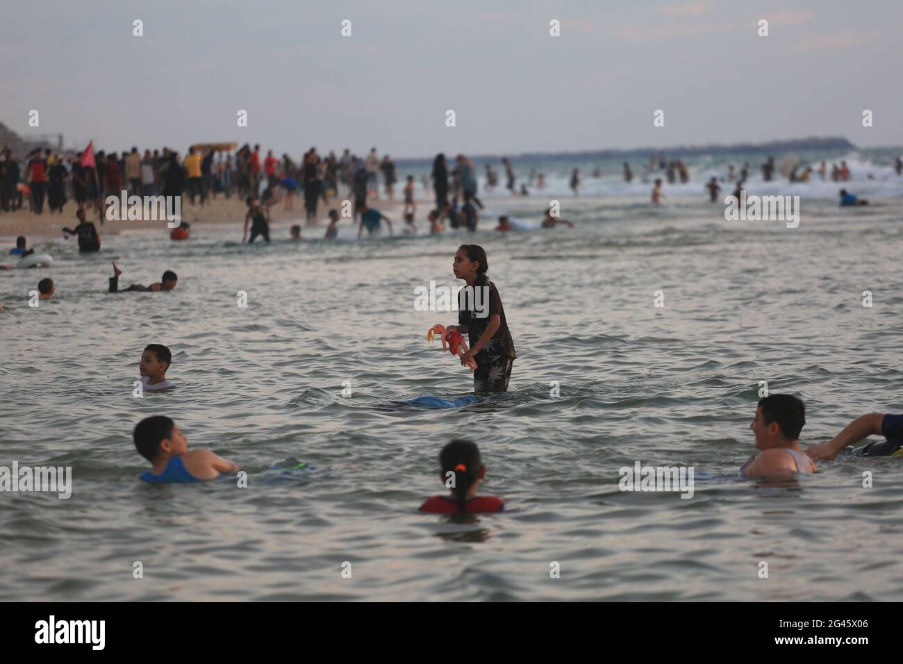 Gaza, Palestine. 18 juin 2021. Palestiniens à la plage de Deir al-Balah, au centre de la bande de Gaza. Crédit : Mahmoud Khatab/Quds Net News/ZUMA Wire/Alay Live News Banque D'Images