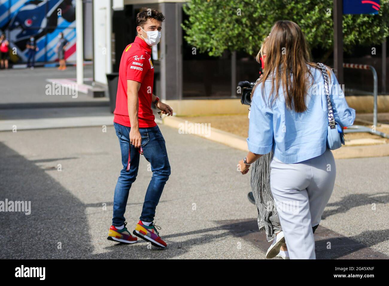 Le Castellet, France . 19 juin 2021. Charles Leclerc (mon), Scuderia Ferrari SF21 arrivée avec la petite amie Charlotte sine lors du Grand Prix de France 2021 des Émirats de Formule 1 au circuit Paul Ricard, le Castellet, France le 19 juin 2021 crédit: Phil Duncan chaque seconde Media/Alay Live News Banque D'Images