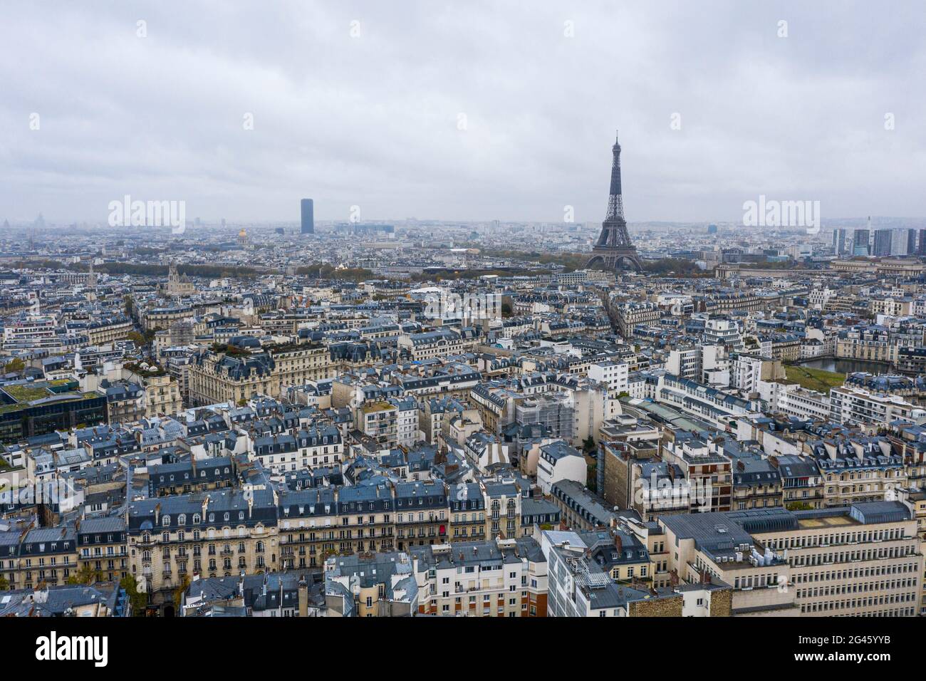 Vue sur la tour Eiffel sur les toits de Paris par une journée gris et nuageux Banque D'Images