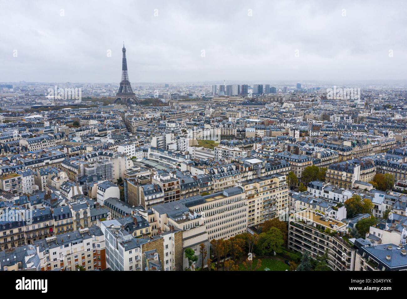 Vue sur la tour Eiffel sur les toits de Paris par une journée gris et nuageux Banque D'Images