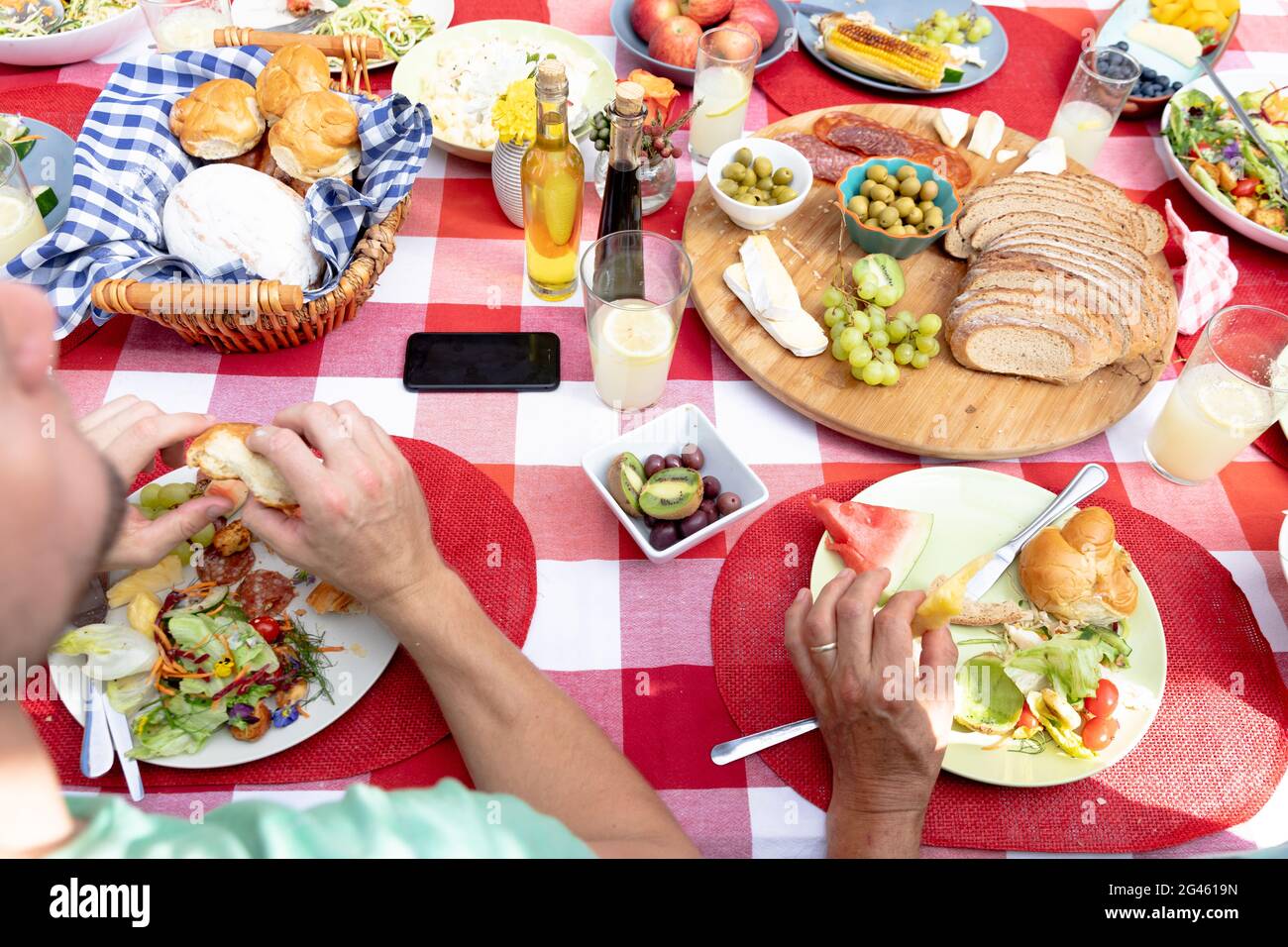Vue rapprochée d'une table pendant un déjeuner en famille dans le jardin Banque D'Images
