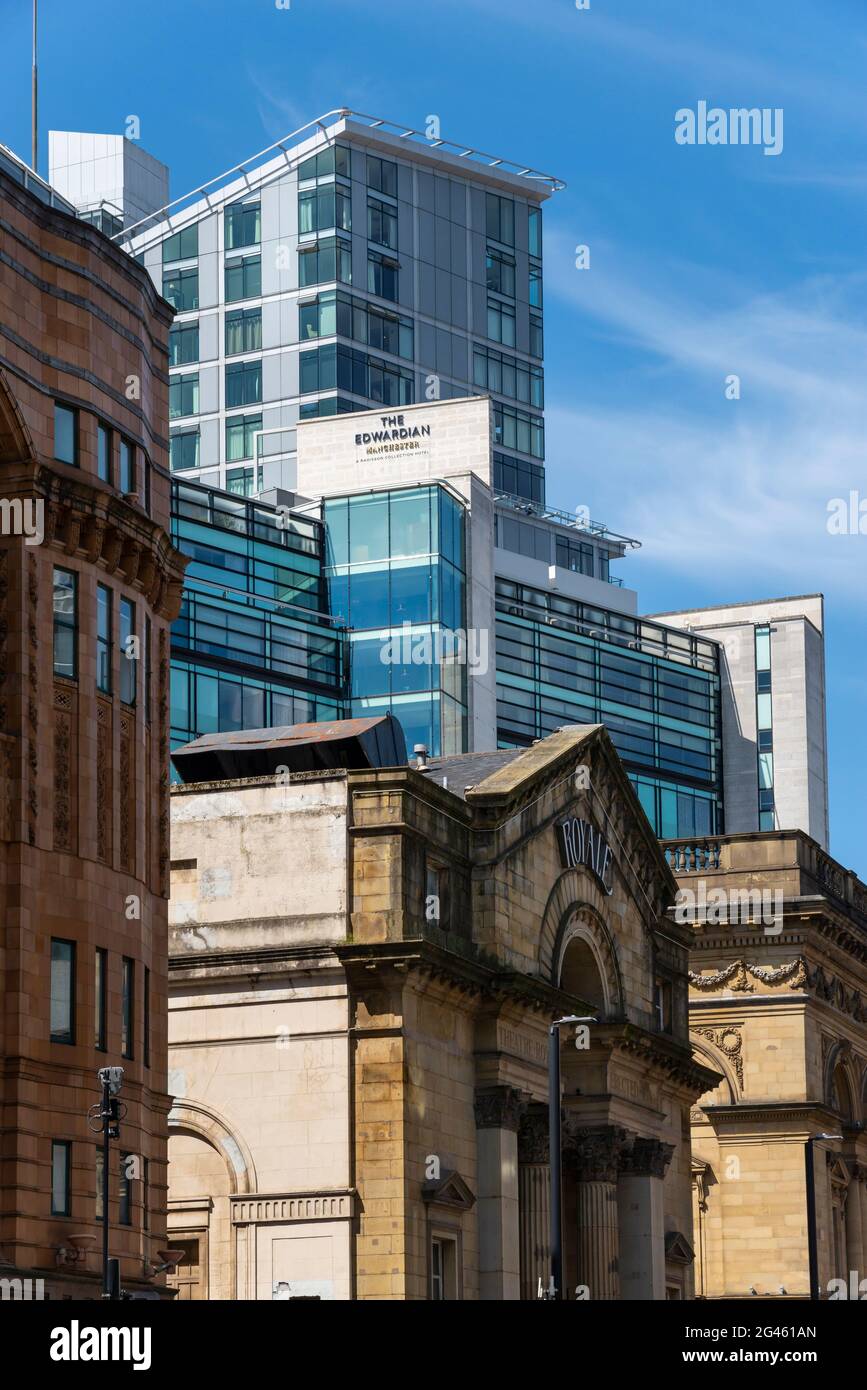 L'ancien Théâtre Royal entouré de nouveaux et anciens bâtiments dans le centre de la ville de Manchester, Angleterre. Banque D'Images