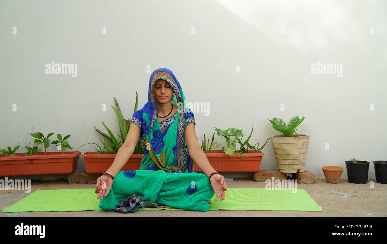 femme indienne de village faisant du yoga à la maison. concept de jour de yoga Banque D'Images