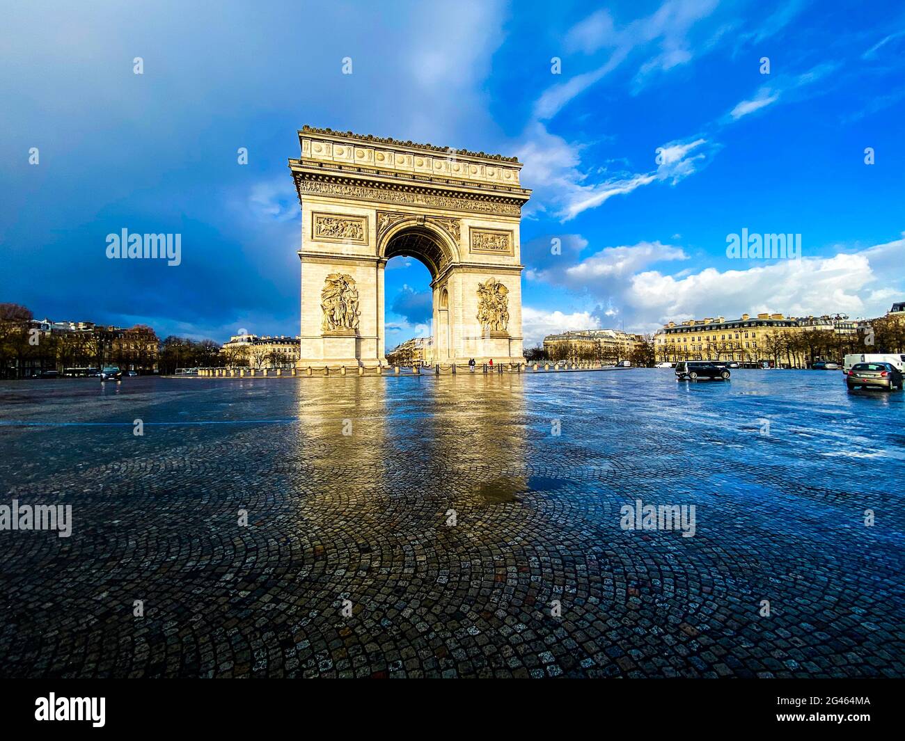 Paris, l'arc de triomphe pendant une journée nuageux Banque D'Images