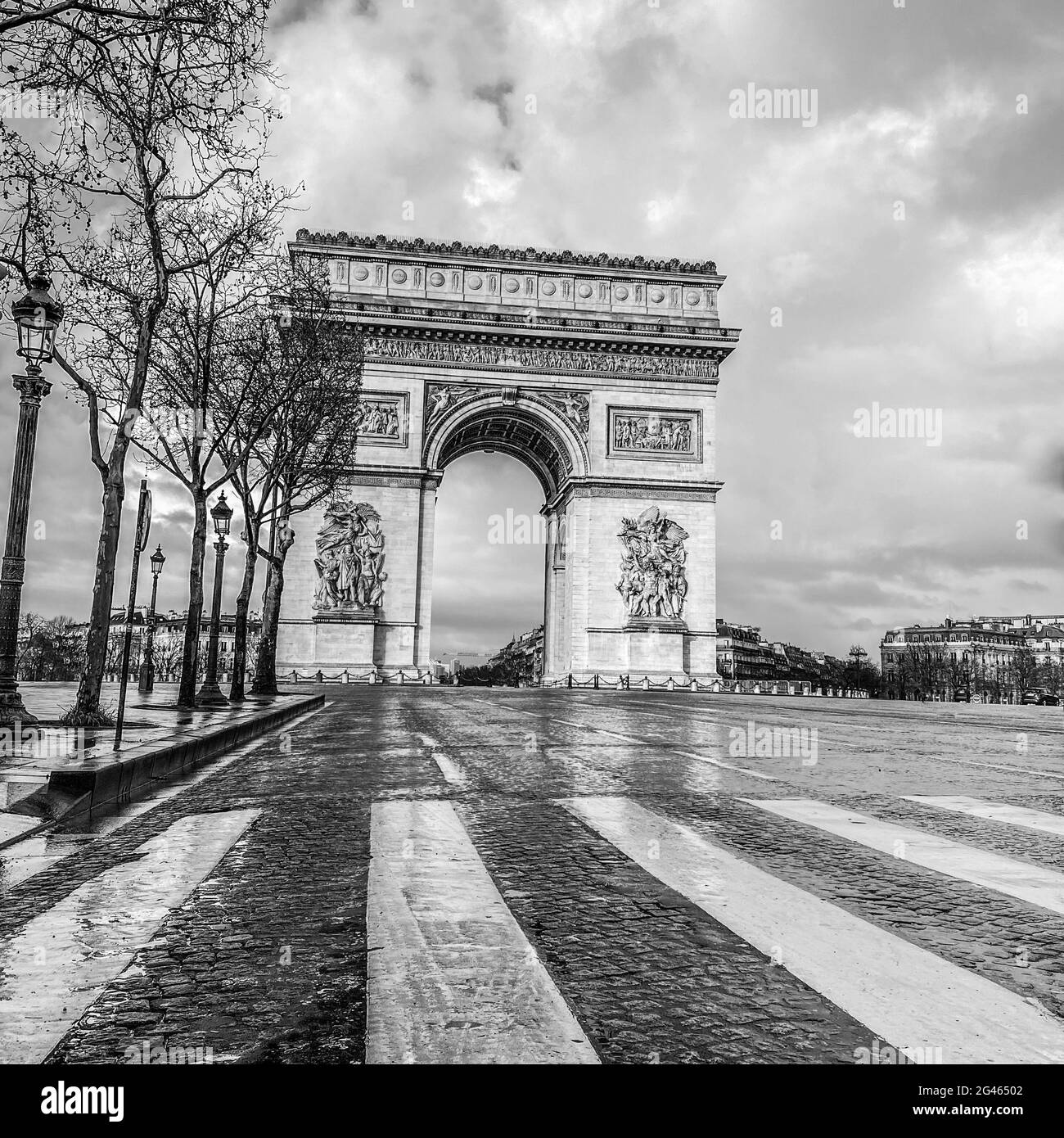 Paris, l'arc de triomphe pendant une journée nuageux Banque D'Images