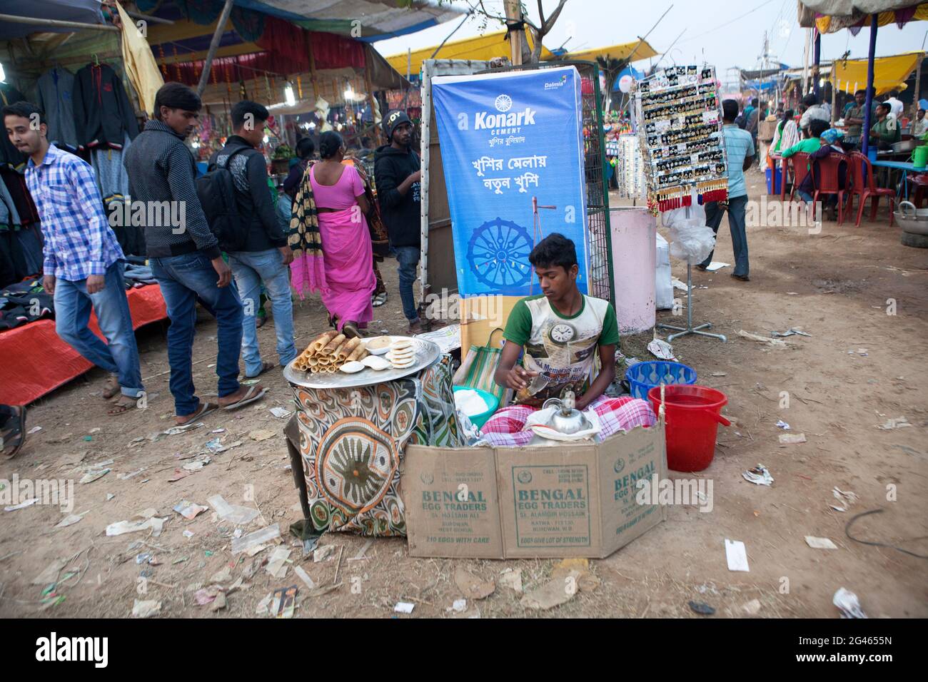 Les habitants de la région vendent des produits alimentaires indigènes à base de riz bouilli à Poush Mela, une foire rurale et historique à Shantiniketan, en Inde. Banque D'Images