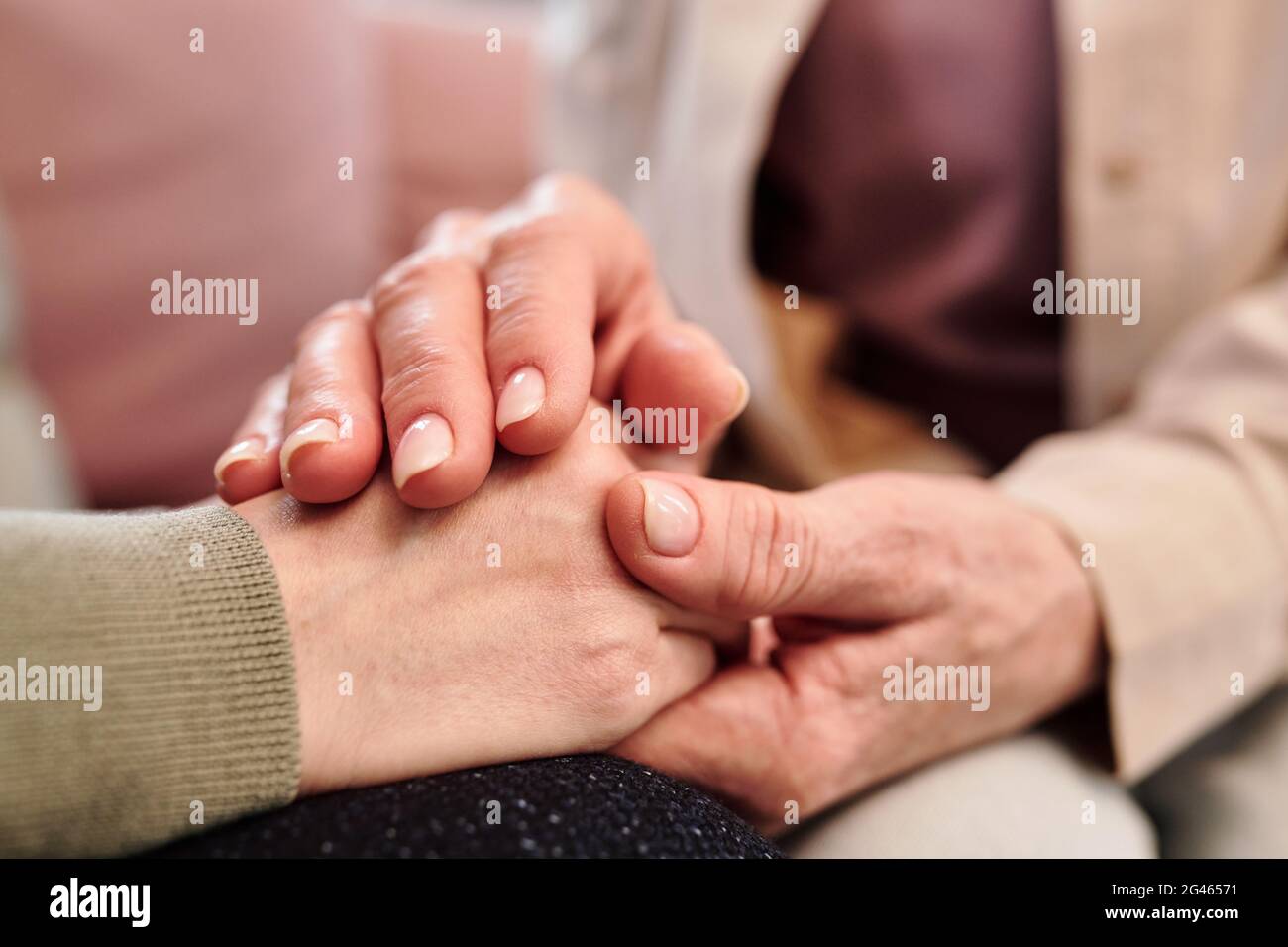 Mains de la femme mature soutenant sa fille Banque D'Images
